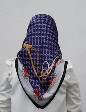 روسری ساتن ابریشم سورمه ای از برند هرمس سمن