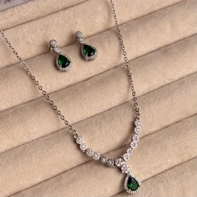 گردنبند طرح جواهر مجلسی (نگین سبز)