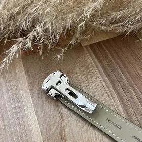 ساعت کارتیر تانک زنانه نقره ای بند چرم سبز w-8384