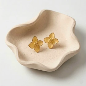 گوشواره میخی طرح گل چهارپر طلایی کد 4509