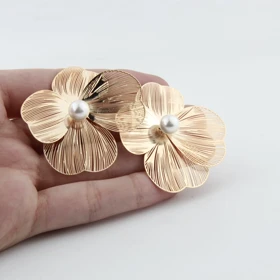 گوشواره زنانه مدل گل مروارید