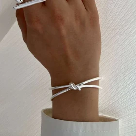 دستبند زنانه بنگل با طرح گره ظریف و آبکاری نقره