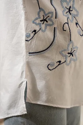 شومیز گلدوزی نخی ترک رنگ آبی طرح نیلوفر
