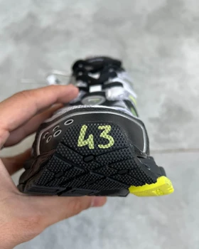 کتانی BALENCIAGA RUNNER مشکی فسفری