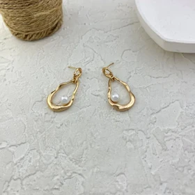 گوشواره زنانه ژوپینگ مدل آیدا طرح قطره‌ای با نگین مروارید و فریم طلایی