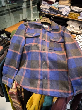 پیراهن پشمی فوتر چهارخونه آبی–ذغالی با خطوط بورگاندی فوق‌العاده خفن اورجینال دیلم