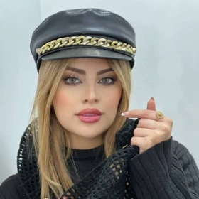 کلاه کاپیتانی چرم با کارتیه طلایی