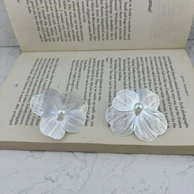 گوشواره زنانه طرح گل با مروارید درخشان - انتخابی شیک