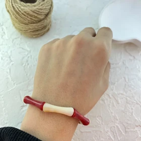 دستبند بنگل زنانه رزینی سگمنت‌شده مدل رووینلا قرمز‑وانیلی