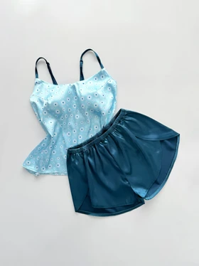 ست لباس خواب تاپ و شورتک ساتن طرح گل بابونه
