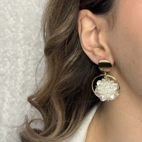 گوشواره گل با قاب گرد طلایی