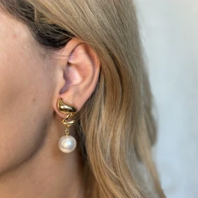 گوشواره طلایی مرواریدی با طراحی موج‌دار