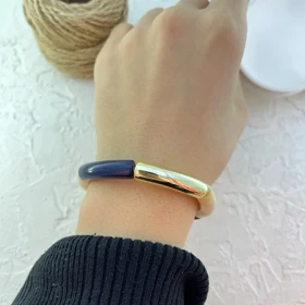 دستبند زنانه بنگل رزینی طرح بامبو سرمه‌ای و شیری با جزئیات طلایی مدل ناویرا