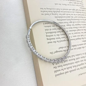 دستبند النگویی زنانه طرح فلاور مدل شکوفه با نگین‌های درخشان ژوپینگ