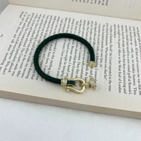 دستبند زنانه شیک با طرح بافت و قفل طلایی