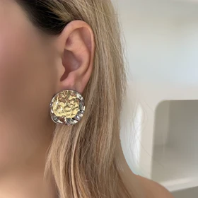 گوشواره دکمه‌ای مدرن طرح مچاله و چکشی دورنگ