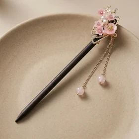 کانزاشی مو زنانه چوبی با طرح گل‌های صورتی و آویز ظریف مدل رزلیا