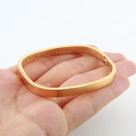 دستبند زنانه مدل بنگل طرح مربع (طلایی)