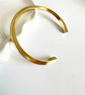 بنگل (Bangle) مردانه/یونیسکس ساده و ضخیم – آبکاری طلایی مات و مدرن