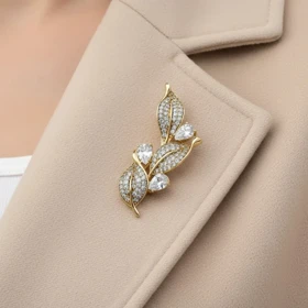 گل سینه زنانه ژوپینگ مدل برگ‌آرا طرح برگ نگین‌دار طلایی