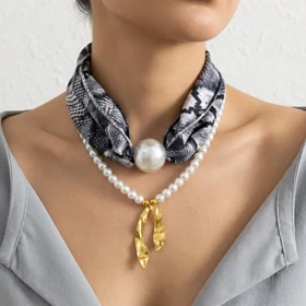 گردنبند زنانه مدل پرلا نوآر گلد طرح مروارید لوکس با پارچه طرح دار طوسی و آویز طلایی چکشی