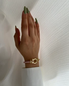 دستبند چرم با قفل طلایی طرح فرد، انتخابی شیک