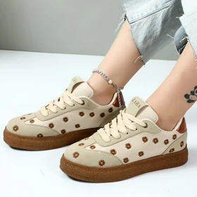 کفش کتانی راحتی زنانه مدل بابونه گلدوزی رنگ کرم کد 32343