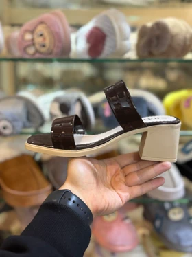 صندل مجلسی زنانه رایکا مدل 2بند قهوه ای