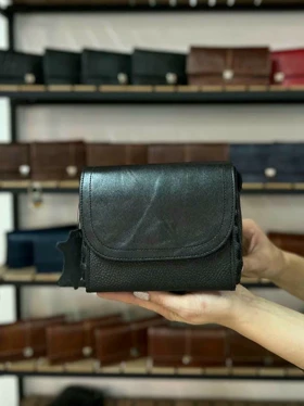 کیف چرم زنانه مشکی فلوتر درب صاف چرم اصل گاوی
