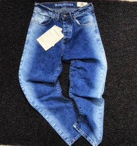 شلوار جین نیم بگ بالنسیاگا: تلفیق هنر و مد در دنیم کلاسیک