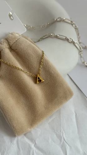 گردنبند ظریف حروف طلایی