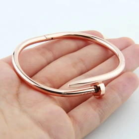 دستبند زنانه مدل بنگل میخی (رزگلد)