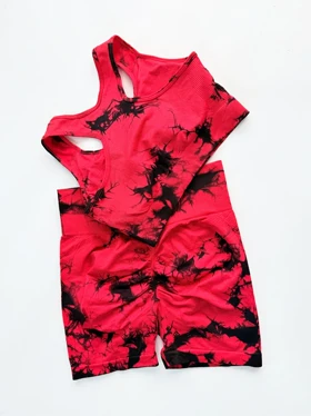 ست ورزشی نیم‌تنه کاپ‌دار و شورتک پشت چروک سیملس