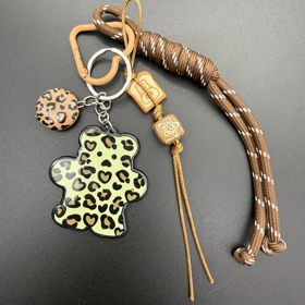 چارم بگ با عروسک رزینی پلنگی