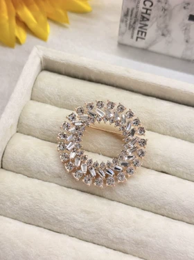 گل سینه حلقه کریستال و نگین کد mah0135