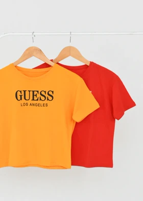 تیشرت کراپ طرح دار رنگی GUESS
