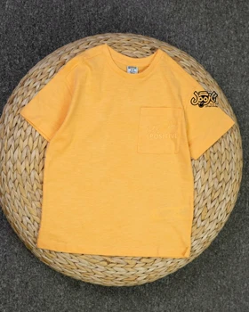 تیشرت جیب‌دار و شلوار جین