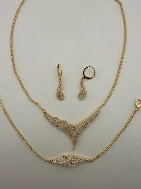 سرویس طلایی رنگ با نگینکاری خاص و گارانتی