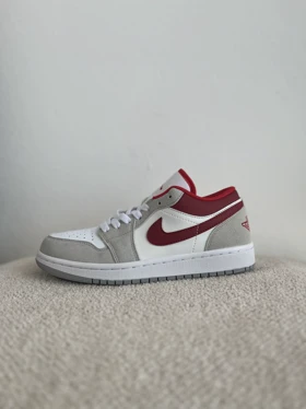 جردن 1 ساق کوتاه زرشکی