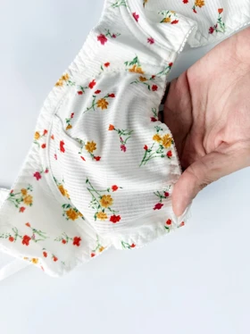 ست شورت و سوتین فنر دار کبریتی نخی سفید گل‌دار