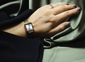 ساعت زنانه بند طلایی نگین‌دار KOUSHI صفحه مربع رنگ صفحه سفید صدفی بند و بک استیل قفل ریلی کیفیت عالی