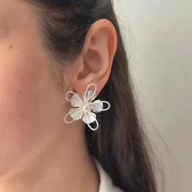 گوشواره میخی زنانه طرح گل و مروارید - کد 8672