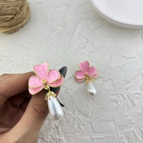 گوشواره زنانه طرح گل میناکاری با آویز مروارید مدل فلورامیرا