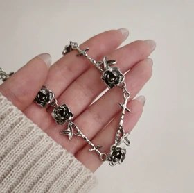 گردنبند گل رز دارک پینترستی