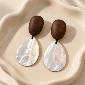 گوشواره چوب قهوه ای و صدف طبیعی اشکی