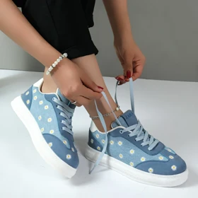 کفش کتانی راحتی زنانه مدل بابونه گلدوزی رنگ آبی کد 32340