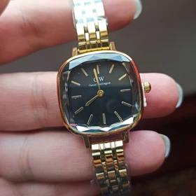 ساعت مچی زنانه DW آینه ای صفحه مشکی بند طلایی