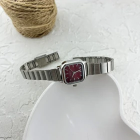 ساعت مچی زنانه با صفحه مربعی و طرح فلورا