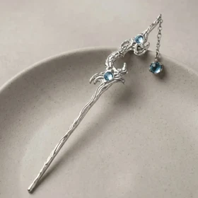 کانزاشی مو زنانه فلزی با نگین آبی و طراحی موج‌دار مدل آزرینا