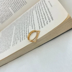 انگشتر زنانه مدل نکسا فریم طرح طلا با نگین کریستالی